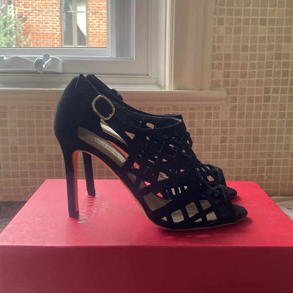 Valentina Garavani Suede Heels - Picture 3 of 6